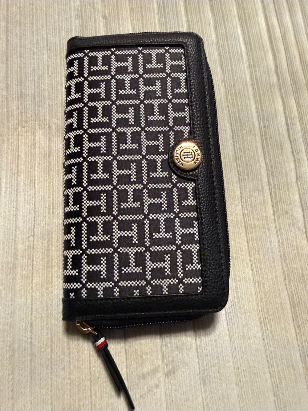 Tommy Hilfiger Black & White Signature Zip Card Holder